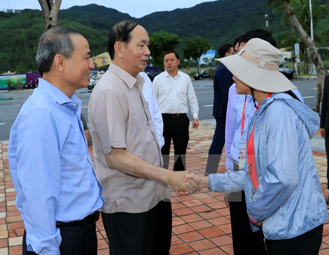 Chủ tịch nước Trần Đại Quang đi kiểm tra công tác khắc phục ảnh hưởng của mưa bão; động viên các lực lượng chức năng tham gia tổng vệ sinh môi trường, chỉnh trang cảnh quan đô thị. (Ảnh: Nhan Sáng/TTXVN)