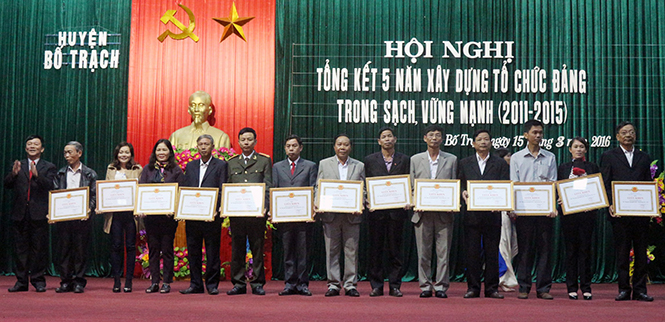  Đồng chí Bí thư Huyện ủy Bố Trạch Phan Văn Gòn tặng giấy khen cho các tập thể có thành tích xuất sắc trong công tác xây dựng Đảng.