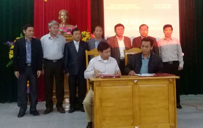 Đại diện lãnh đạo Sở Thông tin - Truyền thông ký kết, bàn giao công trình Đài truyền thanh cho UBND xã Hóa Sơn