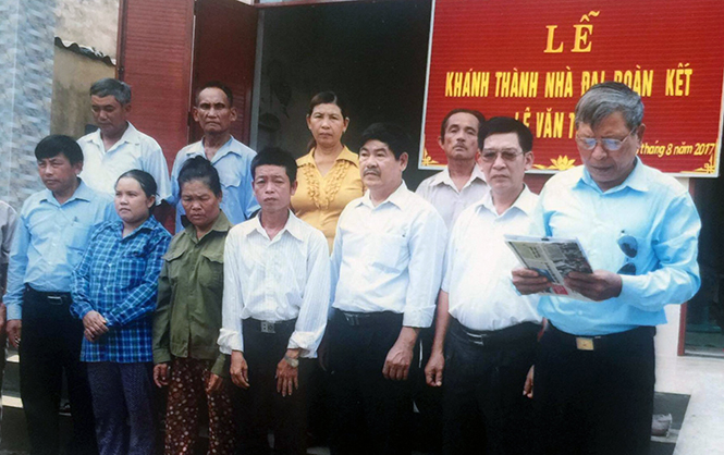 UBMTTQ huyện Quảng Ninh bàn giao nhà Đại đoàn kết cho gia đình ông Lê Văn Thành, ở TK 2, TT Quán Hàu.