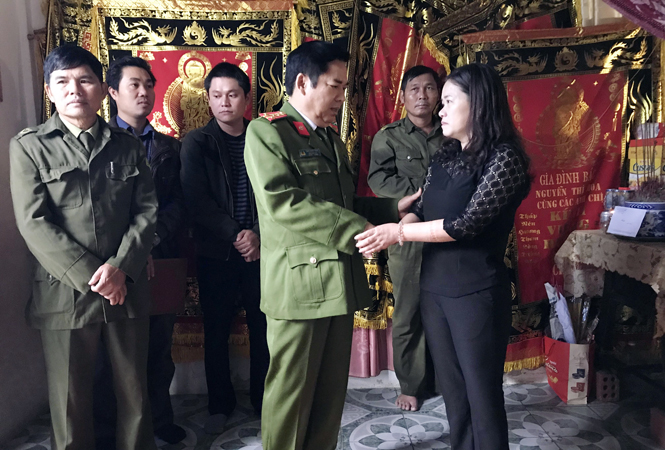 Đại tá Trần Minh Thuỳ, Phó Giám đốc Công an tỉnh, Phó trưởng Ban ATGT tỉnh thăm hỏi, động viên đại diện gia đình ông Phan Văn Hiệp.