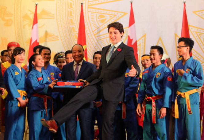  Thủ tướng Canada Justin Trudeau phấn khích thực hiện đòn đá vovinam. Ảnh: GIANG LÊ