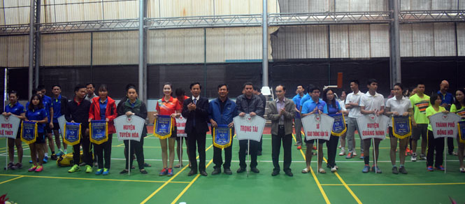  Ban tổ chức Đại hộ TDTT toàn tỉnh trao cờ lưu niệm cho các đoàn tham gia giải cầu lông.