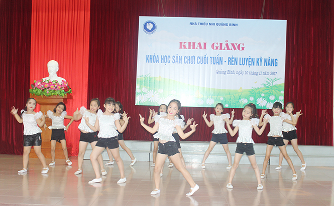 Tiết mục nhảy của các em học sinh lớp múa Nhà Thiếu nhi tại buổi lễ.