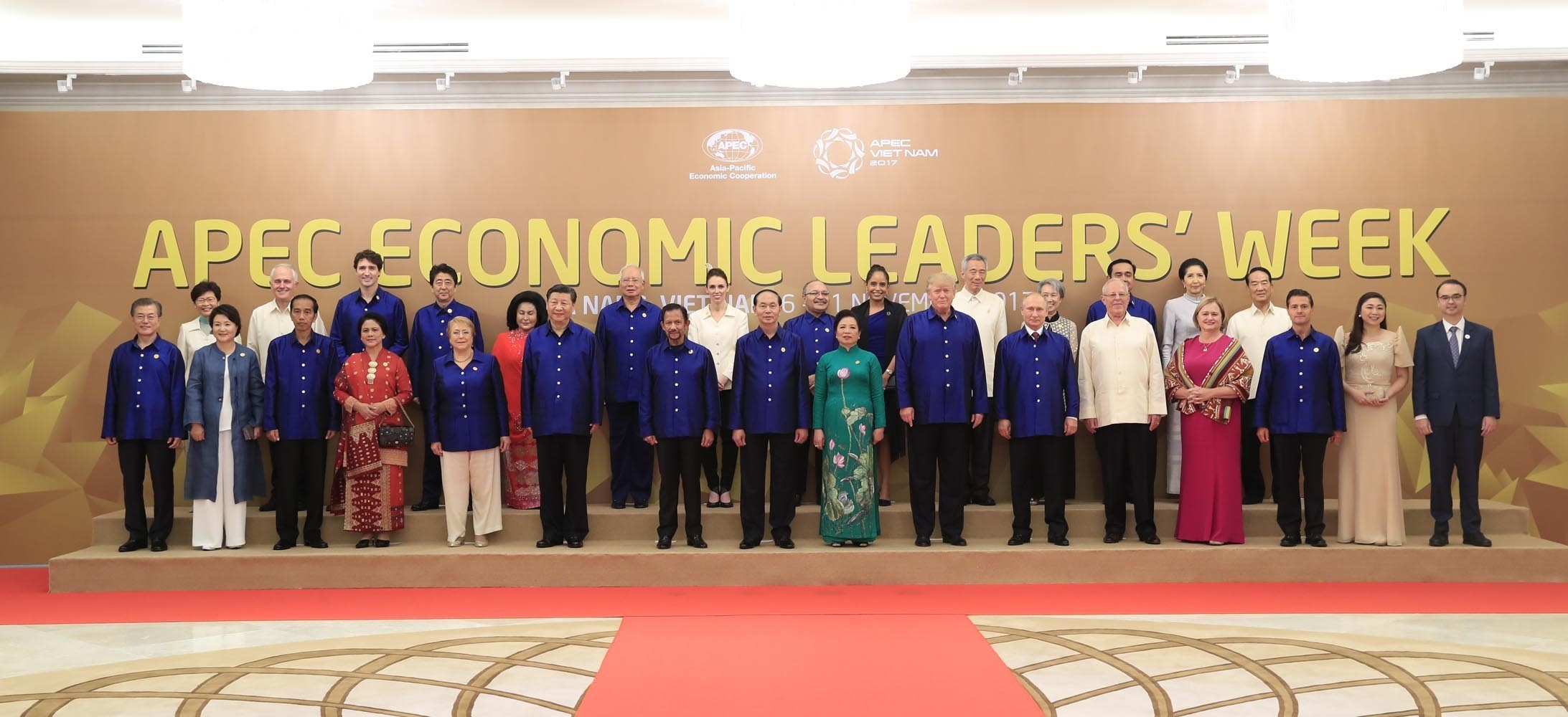 Các nhà lãnh đạo APEC trong bộ trang phục áo màu xanh chụp ảnh kỷ niệm tại Gala Dinner,