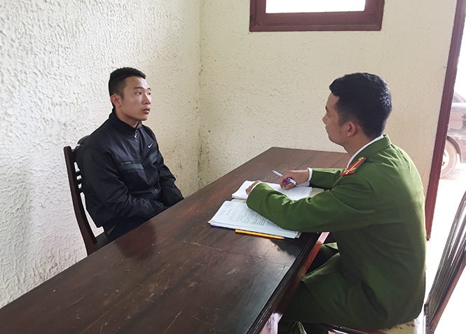 Ảnh 7 + 8 : Nguyễn Mạnh Hùng tại cơ quan điều tra và số hung khí, CCHT bị thu giữ.