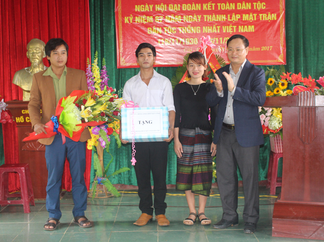 Đồng chí Lê Minh Ngân, Tỉnh ủy viên, Phó Chủ tịch UBND tỉnh tặng hoa và quà cho Ban công tác mặt trận khu dân cư bàn Còi Đá.  