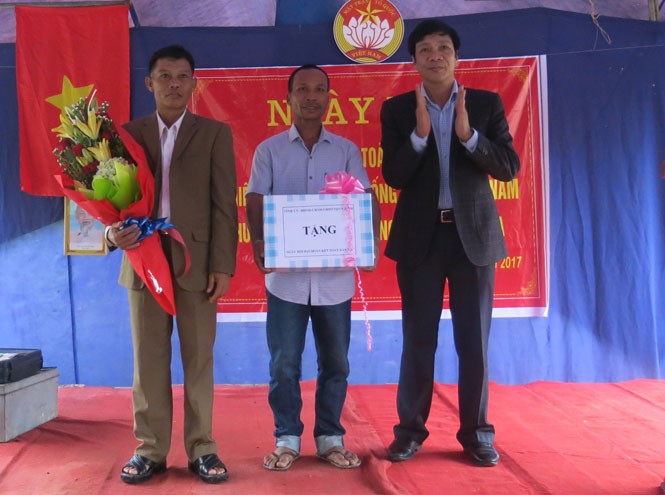 Đồng chí Nguyễn Công Huấn - Ủy viên Ban Thường vụ, Trưởng Ban Dân vận Tỉnh ủy tặng quà cho bản La Trọng 2 trong ngày hội Đại đoàn kết dân tộc