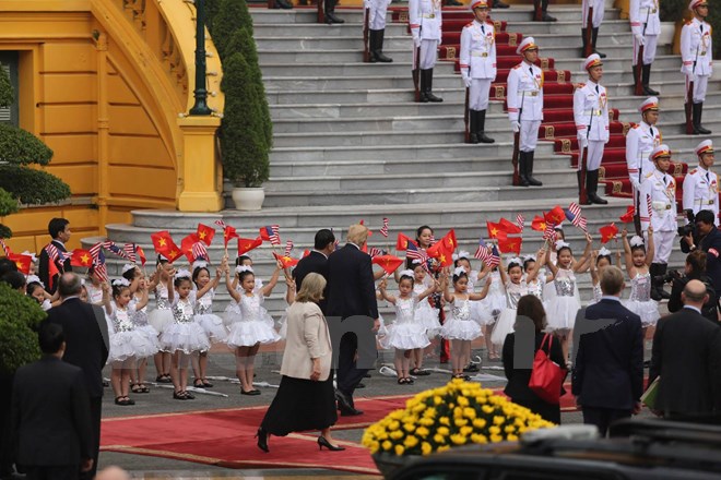Trước đó, tối 11/11, tại Hà Nội, Chủ tịch nước Trần Đại Quang đã chủ trì Quốc yến chào mừng Tổng thống Donald Trump và Đoàn đại biểu cấp cao Hoa Kỳ. (Ảnh: Minh Sơn/Vietnam+)