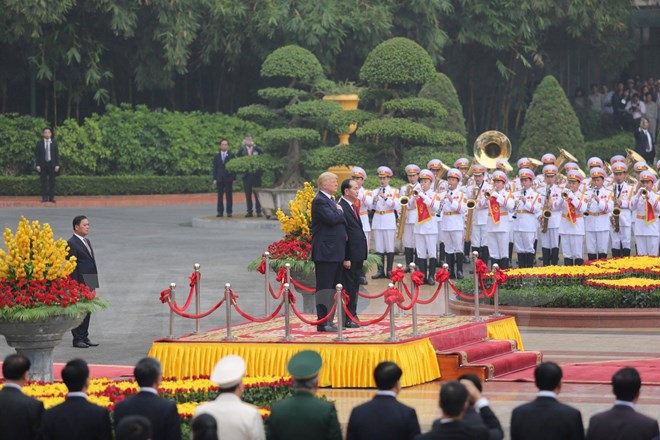  Chủ tịch nước Trần Đại Quang nồng nhiệt chào mừng Tổng thống Donald Trump cùng Đoàn đại biểu cấp cao Hoa Kỳ thực hiện chuyến thăm cấp Nhà nước đến Việt Nam vào thời điểm sôi động nhất của quan hệ Việt Nam-Hoa Kỳ. (Ảnh: Minh Sơn/Vietnam+)