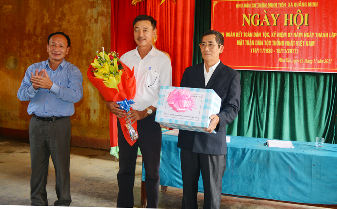 Đồng chí Trần Hải Châu, Ủy viên Ban Thường vụ, Trưởng ban Nội chính Tỉnh ủy tặng hoa, quà chúc mừng cán bộ nhân dân thôn Minh Tiến, xã Quảng Minh, thị xã Ba Đồn.
