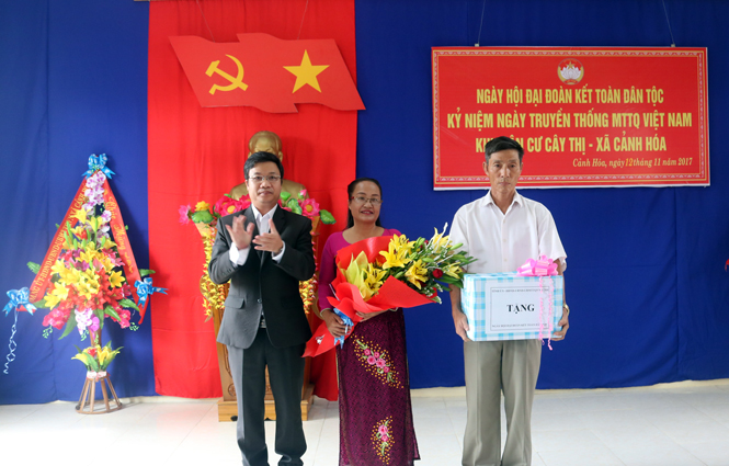 Đồng chí Cao Văn Định, Uỷ viên Ban Thường vụ Tỉnh uỷ, Trưởng Ban Tuyên giáo Tỉnh uỷ tặng hoa, quà cho chính quyền thôn Cây Thị trong 