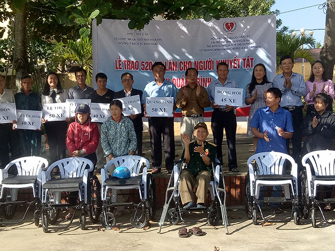 Đại diện Hội bảo trợ người tàn tật và trẻ mồ côi tỉnh trao quà cho người khuyết tật trên địa bàn tỉnh.