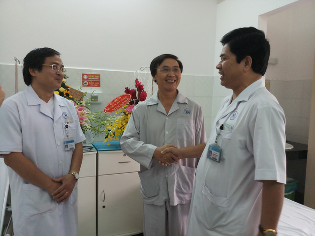 Sức khỏe ông Nguyễn Văn Trí ( giữa) đã ổn định và chuẩn bị xuất viện - Ảnh: NGỌC LOAN