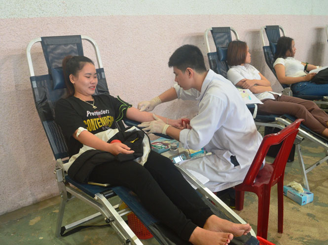 Các sinh viên tình nguyện hiến máu tai Trường đại học Quảng Bình