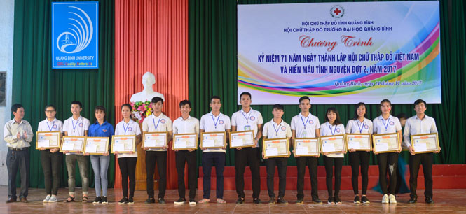 Khen thưởng cho 16 sinh viên có thành tích xuất sắc trong phong trào tình nguyện và hiến máu nhân đạo.