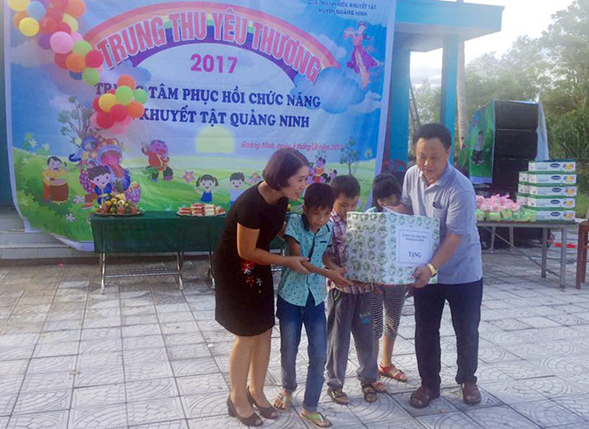 Đại diện Thường trực Uỷ ban MTTQVN huyện Quảng Ninh trao quà cho trẻ em khuyết tật trong dịp Tết Trung thu 2017.
