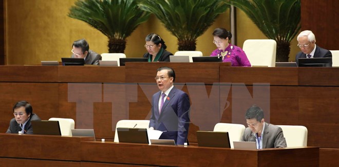 Bộ trưởng Bộ Tài chính Đinh Tiến Dũng trả lời chất vấn của Quốc hội, sáng 16-11. (Ảnh: Phương Hoa/TTXVN)