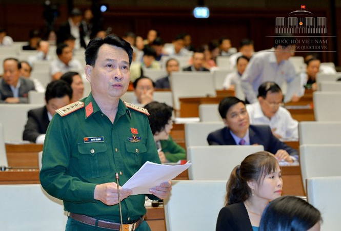 Đại biểu Nguyễn Văn Man phát biểu trong phiên thảo luận tại hội trường về các báo cáo về công tác giải quyết khiếu nại, tố cáo năm 2017.