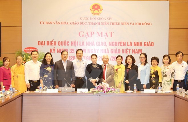 Chủ tịch Quốc hội Nguyễn Thị Kim Ngân chụp ảnh lưu niệm với các đại biểu. (Ảnh: Trọng Đức/TTXVN)