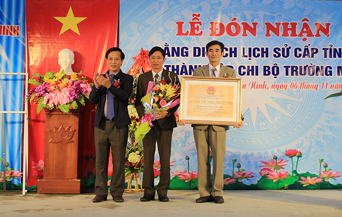 Đại diện lãnh đạo Sở Văn hóa và Thể thao trao bằng công nhận Di tích lịch sử cấp tỉnh nơi thành lập Chi bộ Trường Môn cho nhân dân xã Hiền Ninh.