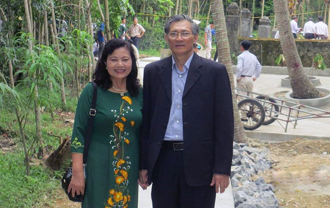 Hai vợ chồng phó giáo sư, tiến sĩ Trần Hữu Bình về thăm khu bảo tồn di tích bốn miếu thờ “Tứ đức thần tổ”làng Minh Lệ.