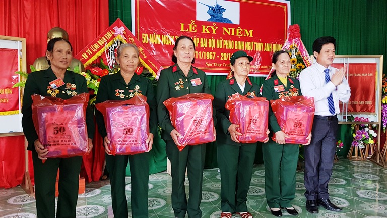 Đồng chí Lê Văn Bảo - Chủ tịch UBND huyện Lệ Thủy tặng quà cho các đồng chí Đại đội nữ pháo binh Ngư Thủy nhân kỷ niệm 50 ngày thành lập