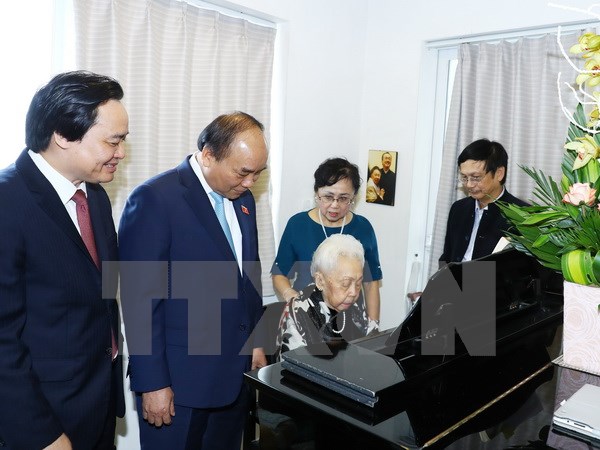 Thủ tướng Nguyễn Xuân Phúc tặng hoa và chúc mừng nghệ sỹ dương cầm Thái Thị Liên. (Ảnh: Thống Nhất/TTXVN)