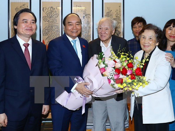 Thủ tướng Nguyễn Xuân Phúc thăm và tặng hoa chúc mừng nhà văn Vũ Tú Nam. (Ảnh: Thống Nhất/TTXVN)