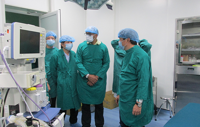  Đoàn công tác của cựu Đại sứ Cu Ba Herminio Lopez Diaz tham quan, nắm bắt tình hình thực tế về cơ sở vật chất của Bệnh viện hữu nghị Việt Nam – Cu Ba Đồng Hới.