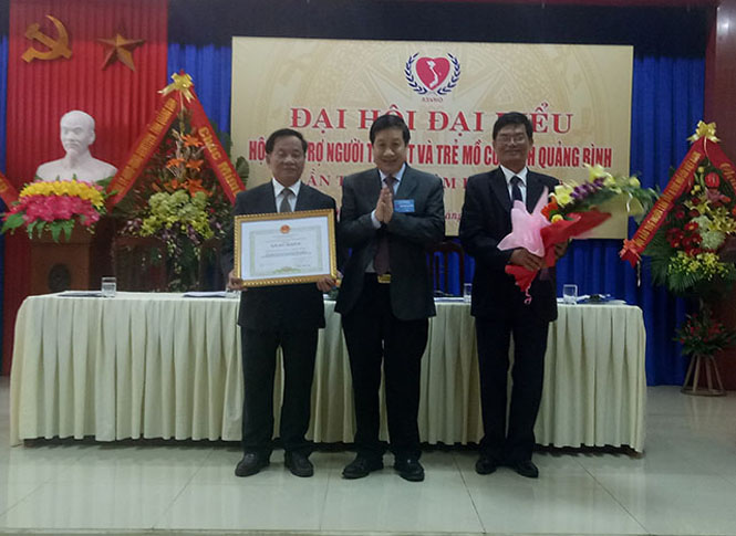 Ông Nguyễn Xuân Quang, Phó Chủ tịch Thường trực UBND tỉnh tặng Bằng khen của Chủ tịch UBND tỉnh cho Hội Bảo trợ NTT và TMC tỉnh