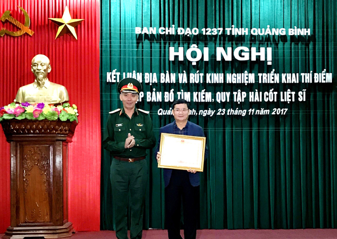Thừa uỷ quyền của Thủ tướng Chính phủ, đại diện lãnh đạo Bộ Tư lệnh Quân khu 4 trao bằng khen cho đồng chí Trần Tiến Dũng, Phó Chủ tịch UBND tỉnh.