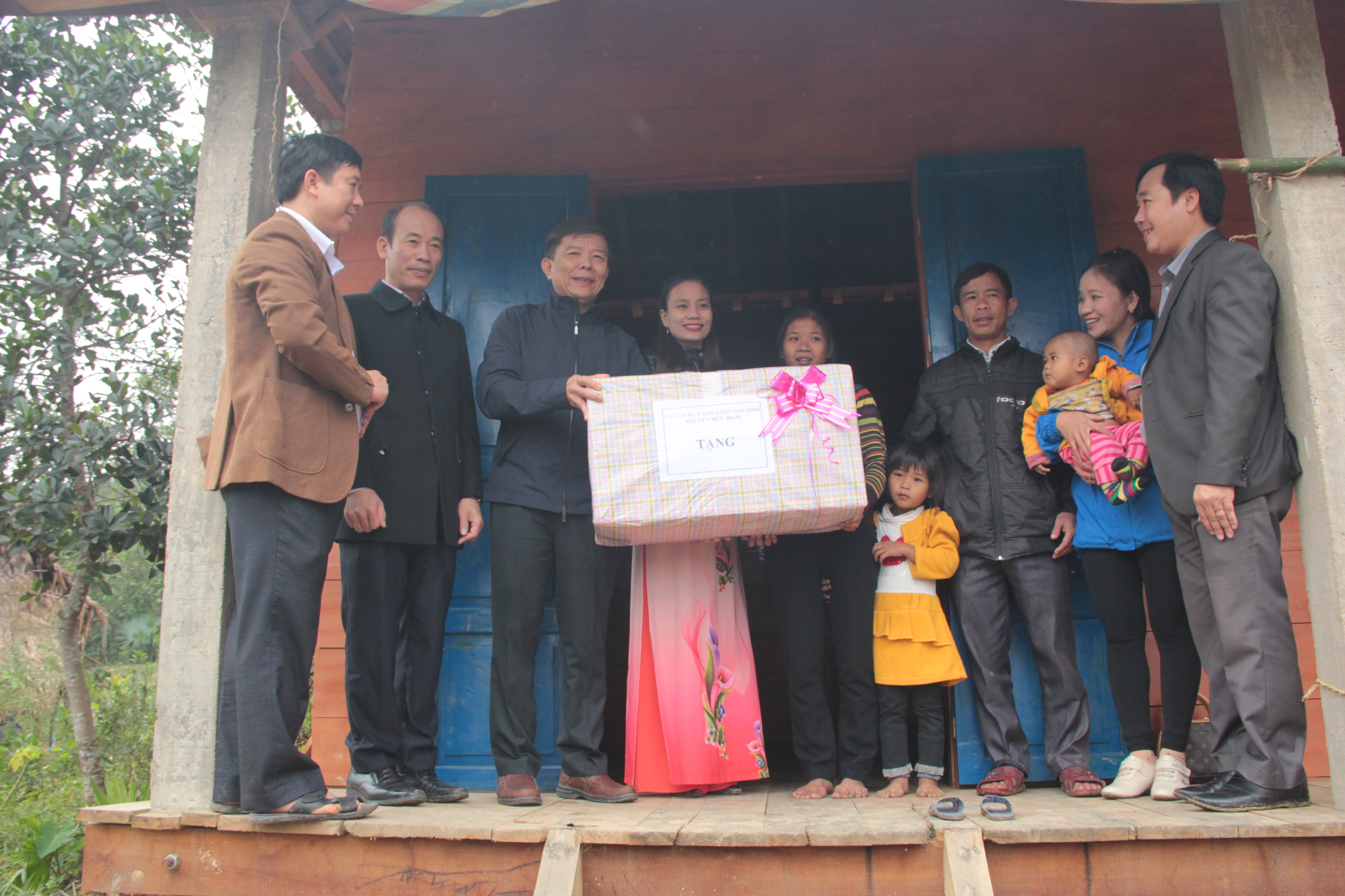 Đồng chí Chủ tịch UBND tỉnh Nguyễn Hữu Hoài tặng quà bà con bản Cáo, xã Lâm Hóa, huyện Tuyên Hoá.