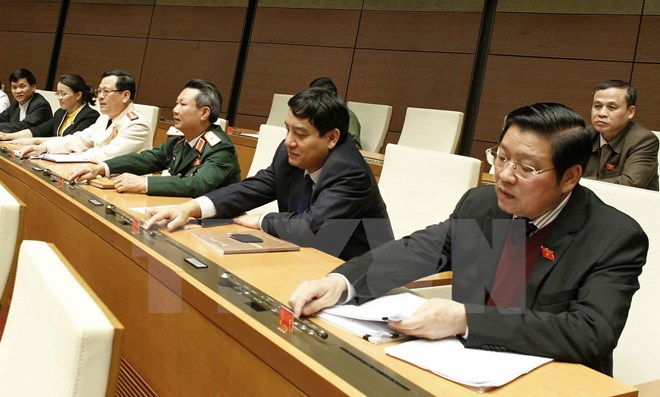 Đại biểu Quốc hội biểu quyết thông qua Nghị quyết về thí điểm cơ chế, chính sách đặc thù phát triển thành phố Hồ Chí Minh. (Ảnh: Văn Điệp/TTXVN)
