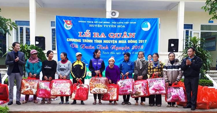  Huyện đoàn Tuyên Hoá tặng quà cho các hộ dân thôn Lạc Sơn, xã Châu Hoá