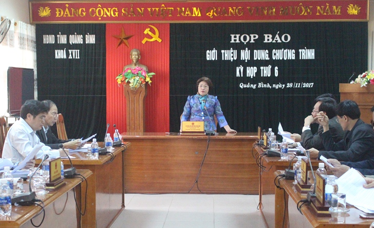  Đồng chí Phó Chủ tịch HĐND tỉnh Nguyễn Thị Thanh Hương phát biểu kết luận tại buổi họp báo