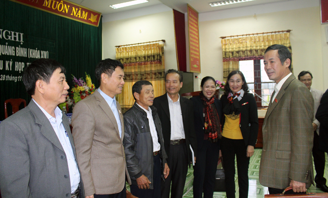 Đồng chí Trần Công Thuật, Phó Bí thư Thường trực Tỉnh ủy, Trưởng đoàn ĐBQH tỉnh trò chuyện cùng các cử tri huyện Bố Trạch.