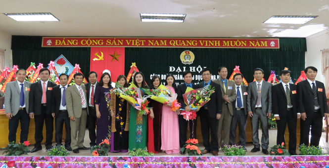 Lãnh đạo Liên đoàn lao động tỉnh, Sở Giáo dục-Đào tạo tặng hoa chúc mừng Ban chấp hành CĐNGDQB lần thứ XVII, nhiệm kỳ 2018-2023.