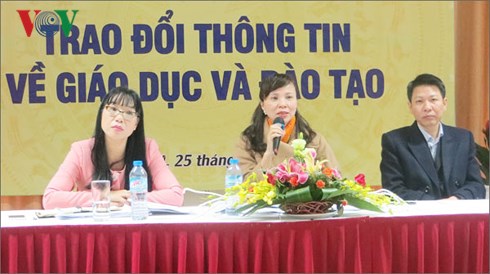  Bà Vũ Thị Lan Anh, Phó Hiệu trưởng ĐH Luật Hà Nội (ngoài cùng bên trái)