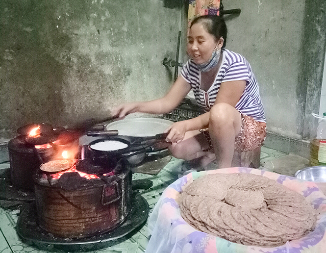 Để có những mẻ bánh ngon, chị Trần Thị Lan phải dậy từ 3 giờ sáng.