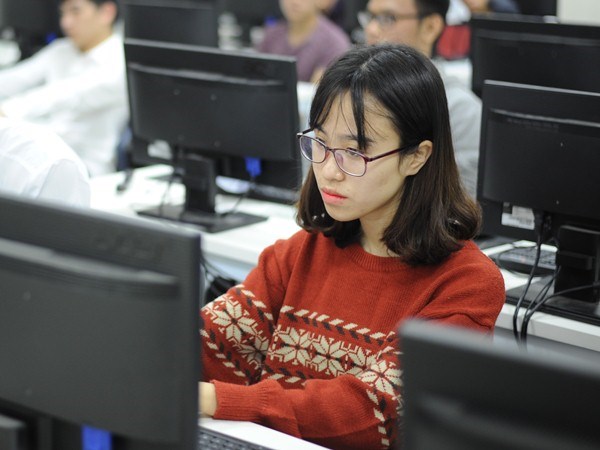  Thí sinh thi tuyển vị trí lập trình viên tại Công ty Samsung Việt Nam. (Ảnh: Samsung)