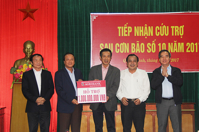 Đồng chí Trưởng ban Kinh tế Trung ương Nguyễn Văn Bình trao số tiền hỗ trợ của Agribank cho tỉnh ta khắc phục hậu quả thiên tai.