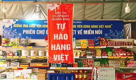 Siêu thị Co.opmart Quảng Bình cung ứng các mặt hàng chất lượng, giá cả hợp lý tại phiên chợ hàng Việt về nông thôn, miền núi.