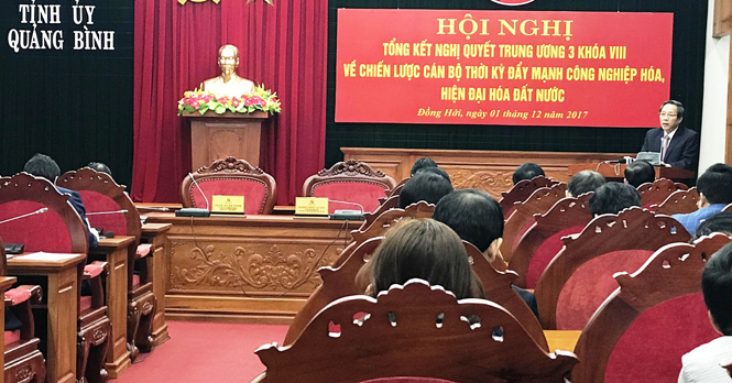 Đồng chí Hoàng Đăng Quang, Uỷ viên Trung ương Đảng, Bí thư Tỉnh ủy, Chủ tịch HĐND tỉnh phát biểu kết luận hội nghị     