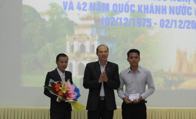 Đại diện lãnh đạo Uỷ ban MTTQVN tỉnh trao quà cho cán bộ Lào xây dựng đất nước tỉnh Khăm Muộn.