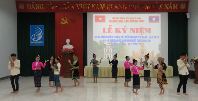 Một số tiết mục văn nghệ do học sinh, sinh viên Lào biểu diễn.