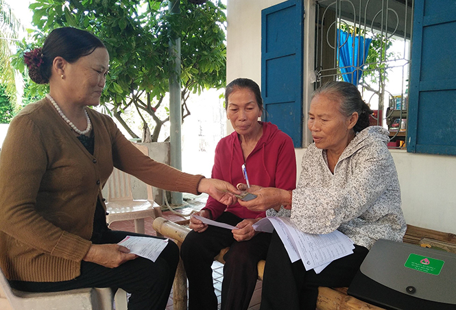 Chị Trương Thị Mãi (bên trái) trực tiếp trao đổi các thủ tục vay vốn cho hội viên.