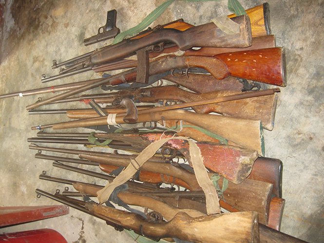 Nhân dân tự giác giao nộp hàng chục khẩu súng các loại cho lực lượng Công an tỉnh.
