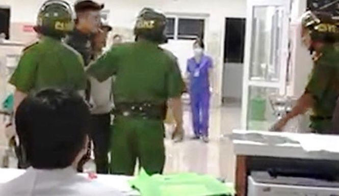 Lực lượng Công an bắt giữ các đối tượng gây rối ANTT tại Bệnh viện hữu nghị Việt Nam-Cu Ba Đồng Hới.