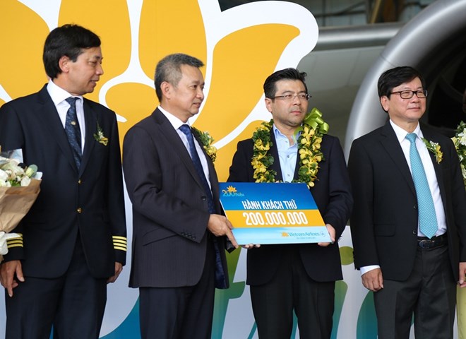 Khách thứ 200 triệu là ông Nguyễn Trường Chinh với phần thưởng là 200.000 dặm thưởng và 2 vé máy bay khứ hồi đi châu Âu. (Ảnh: Vietnam Airlines cung cấp)